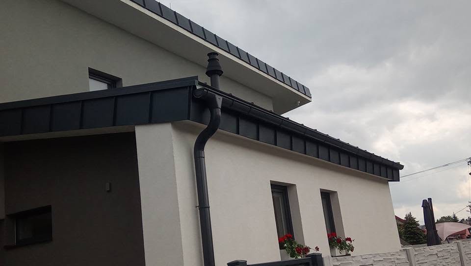 Žľab a zvod na streche rodinného domu